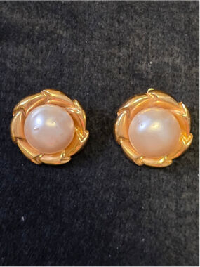 Authentic Chanel 24K Gold Plated Woven Petal Pearl Clip Earrings 1993
